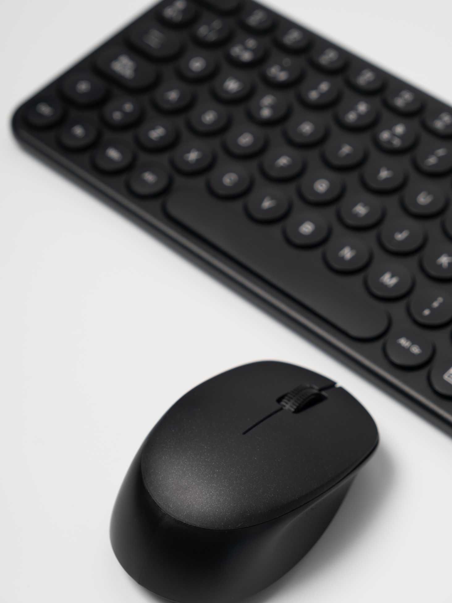 Teclado ESPANHOL com rato; sem fio.