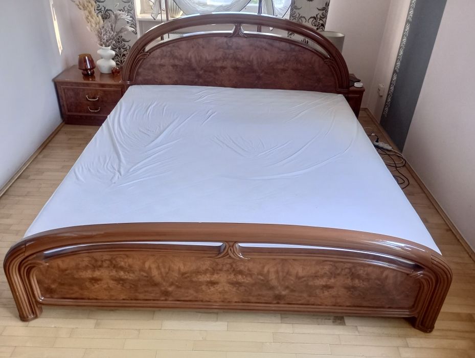 Meble dębowe oraz sypialnia.