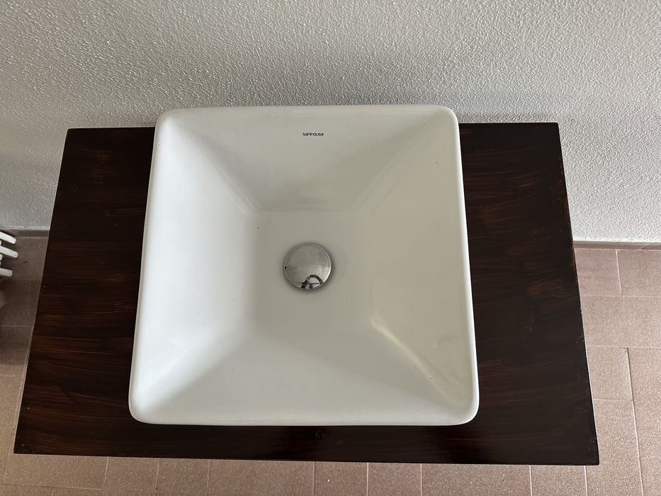 Lavatorio feito em cima de uma maquina de costura antiga