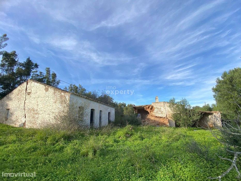 Terreno de 16.152 m² com ruínas de 300 m² em Alvisquer, Cumeada, Tavir
