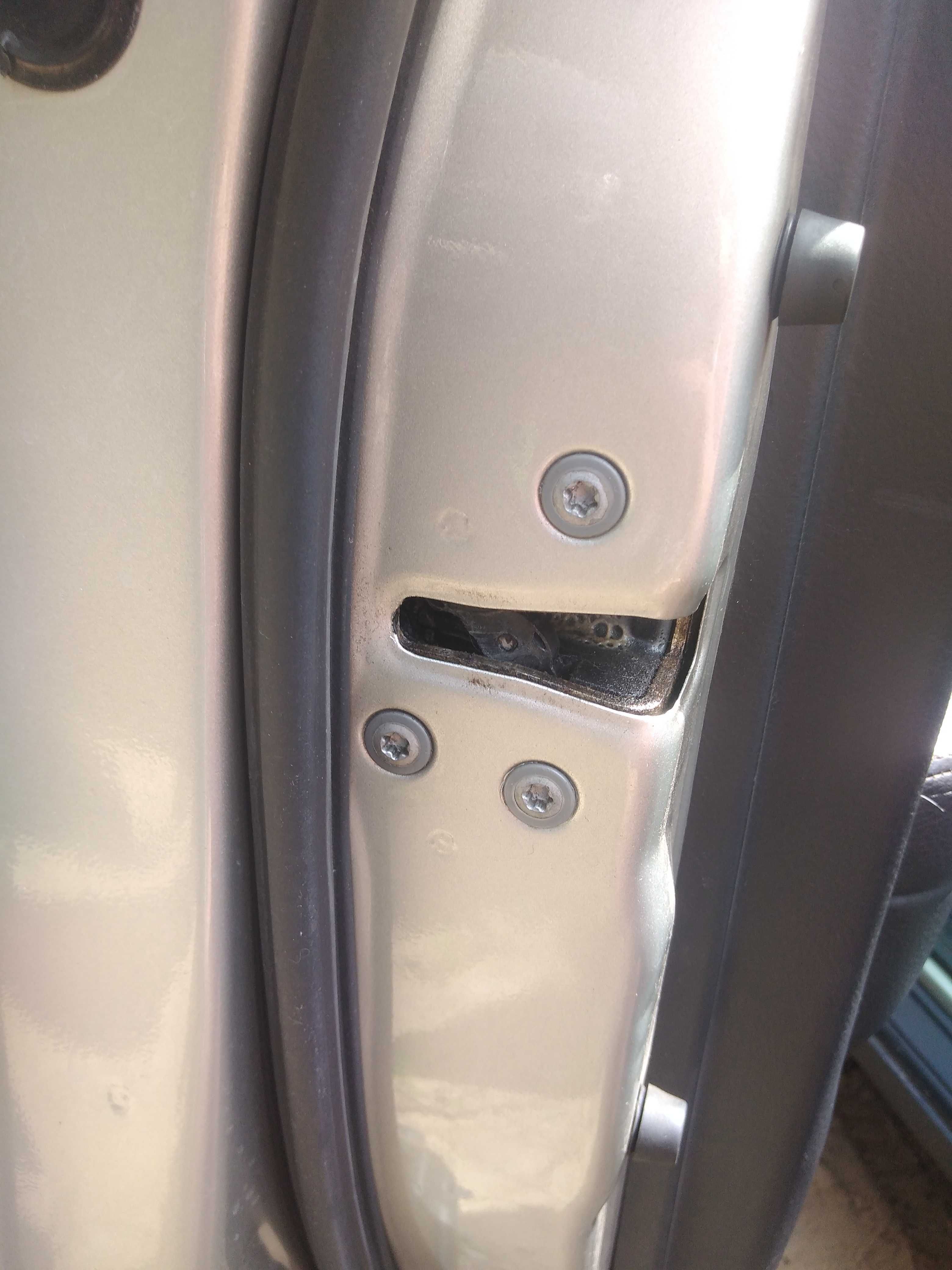 Toyota avensis t25 kaseta zamka lewa przednia lewy przód drzwi