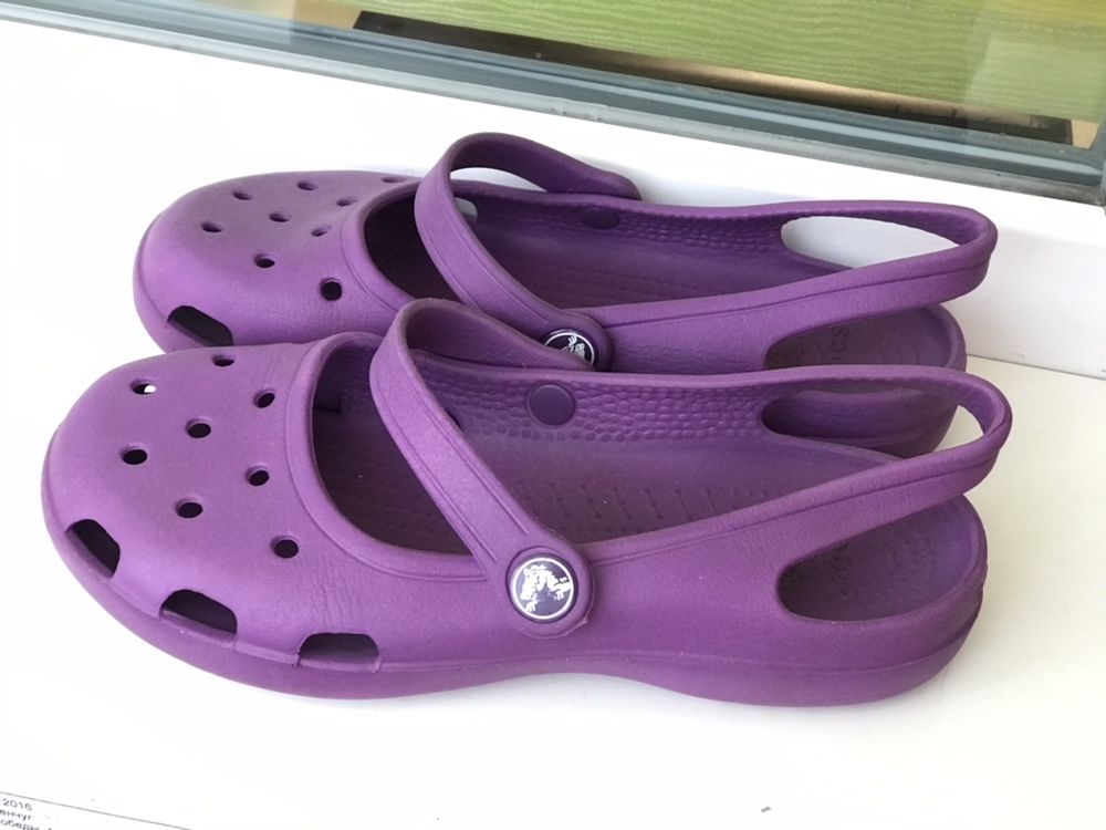 Сабо закрытые фиолетовые босоножки Crocs производства Вьетнам