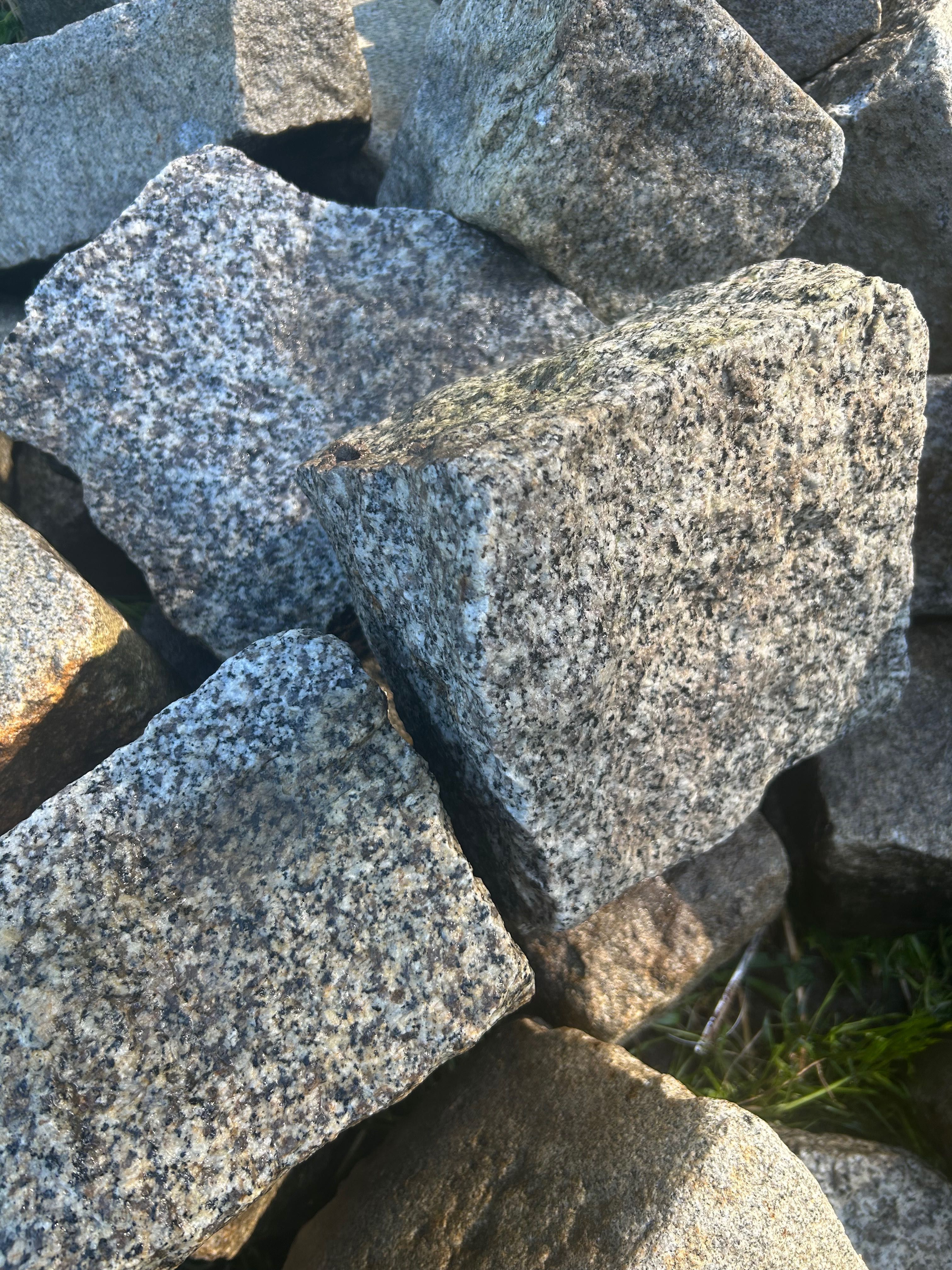 Kamienie granitowe