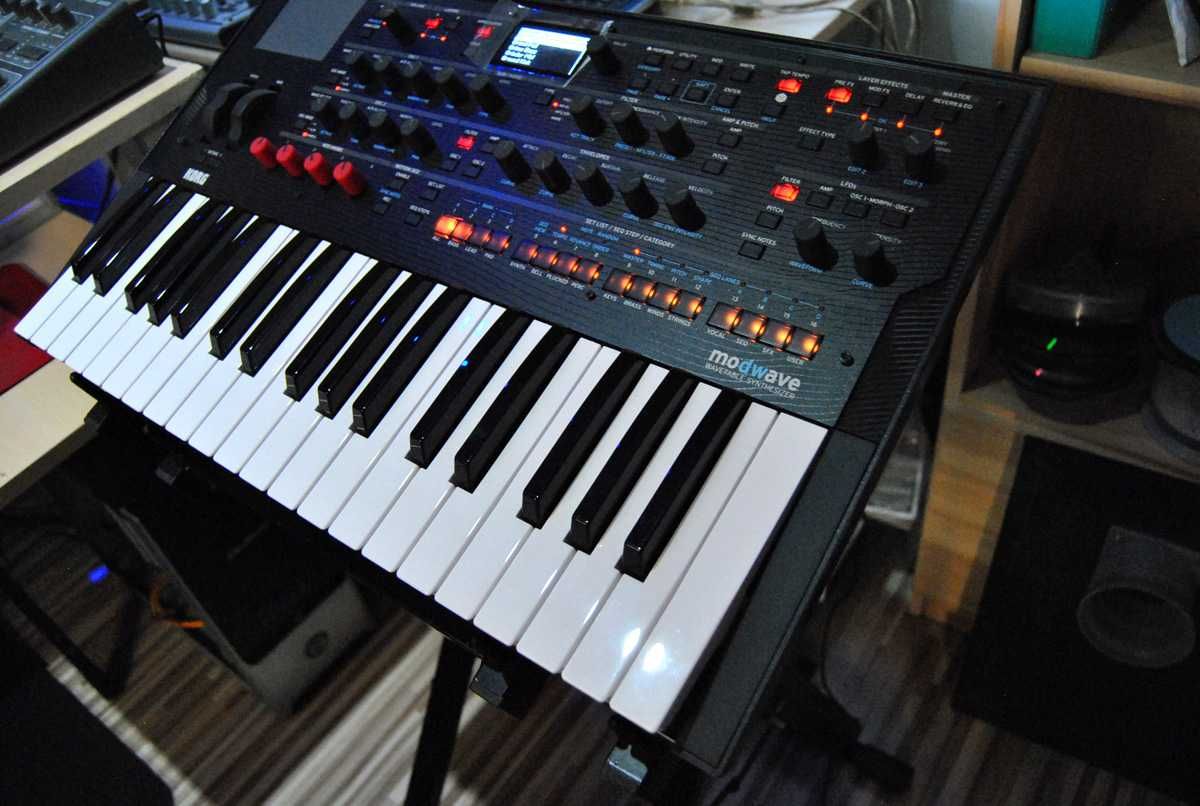 Syntezator Korg Modwave. Folia na wyświetlaczu. Wavetable. Brzmienia