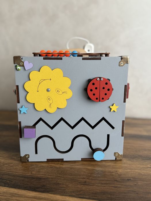 Бізікуб. Розвиваючі іграшки