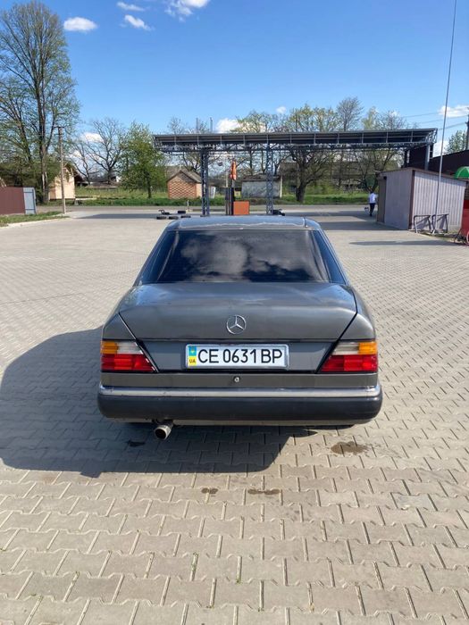 Продається Mercedes-Benz E 124 1992 р. 2.0 бензин на зимовій резині