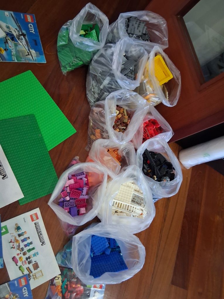 Legos de várias cores e coleções