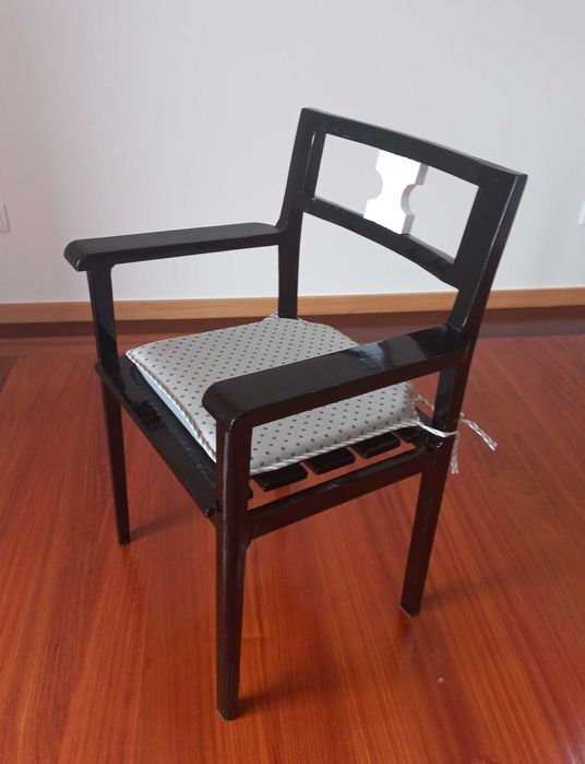 cadeira em madeira de castanho pintada