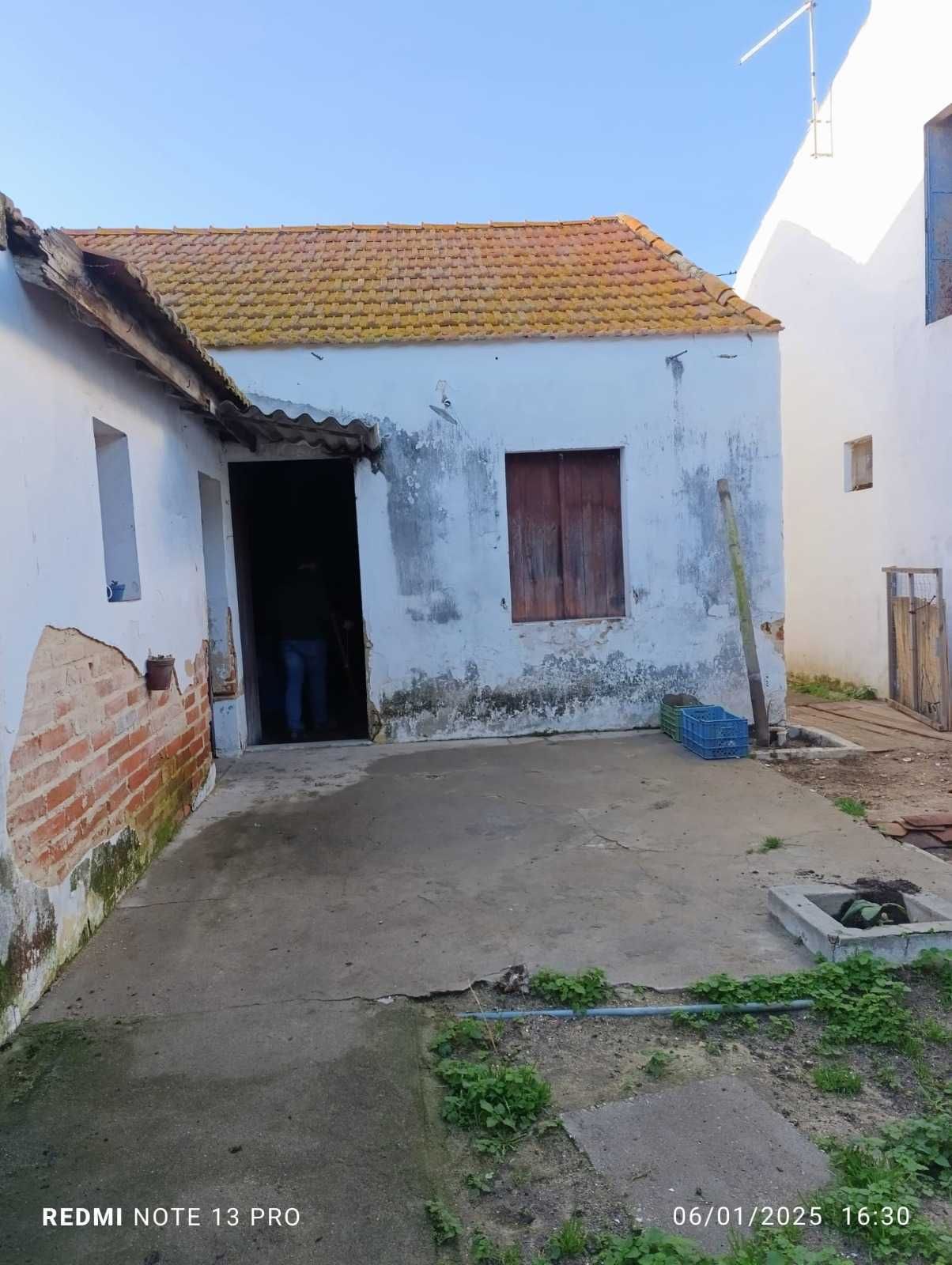 Moradia térrea com quintal dentro da cidade