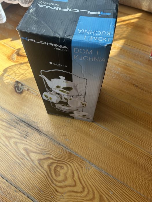 Zestaw 6 filiżanek, 6 spodków z imbrykiem