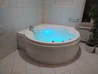 wanna z hydromasażem jakuzzi spa basen dysze wodne i powietrzne