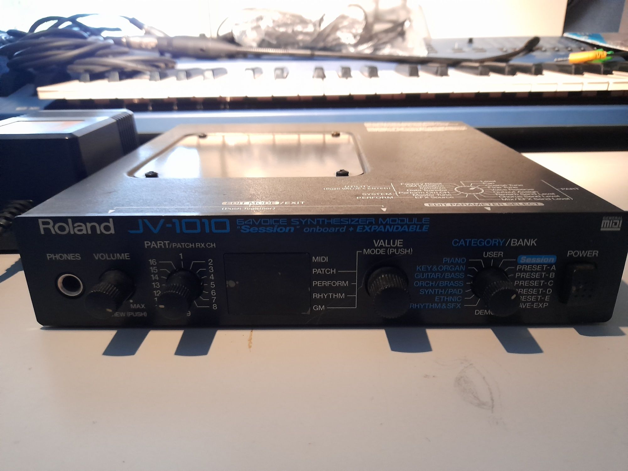 Sintetizador Roland JV 1010