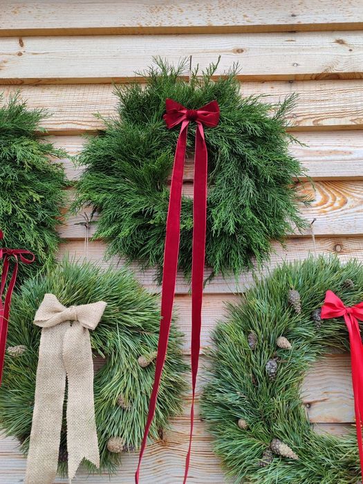 Новорічний різдвяний вінок, вінок із сосни, ялівця. Гірлянда. Ялинка