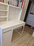 Biurko Ikea Micke z nadstawka i organizerem