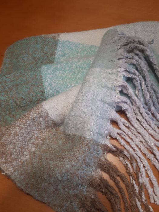 Szal w pastelowych kolorach beżu, szarości i błękitu