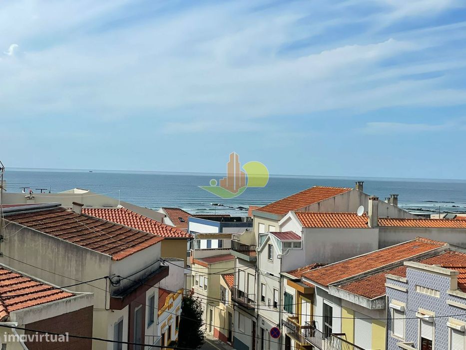 Junto à praia. Prédio c/ dois apartamentos...