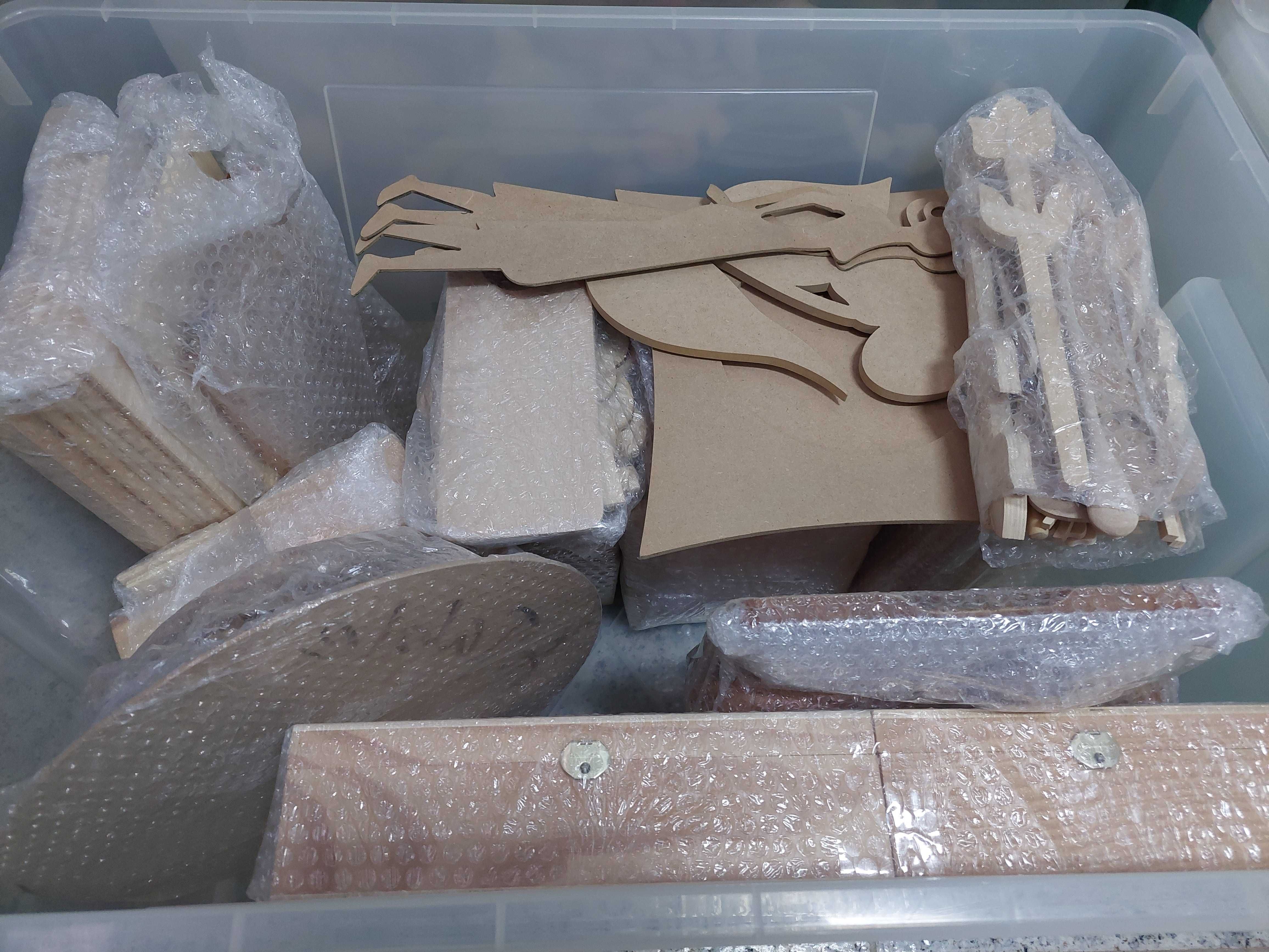 Vendo lote surpresa de peças de madeira para decorar. Novo.