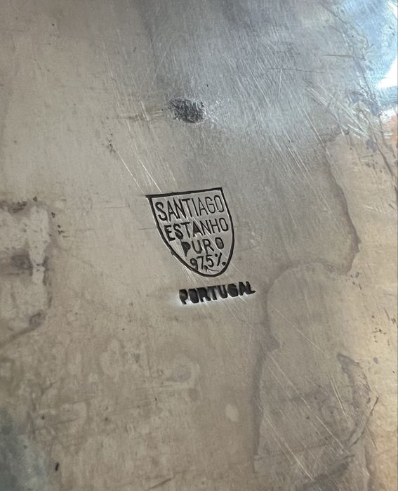 Conjunto de tabuleiro antigo e peças de estanho