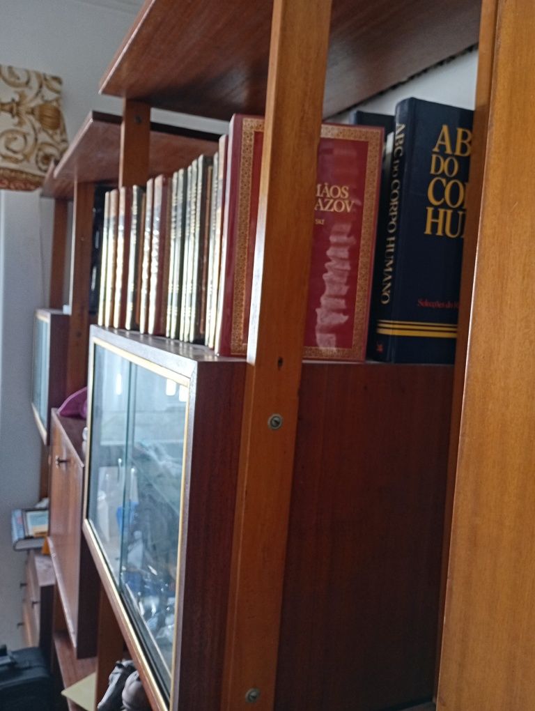 Antigo móvel de sala ceregeira