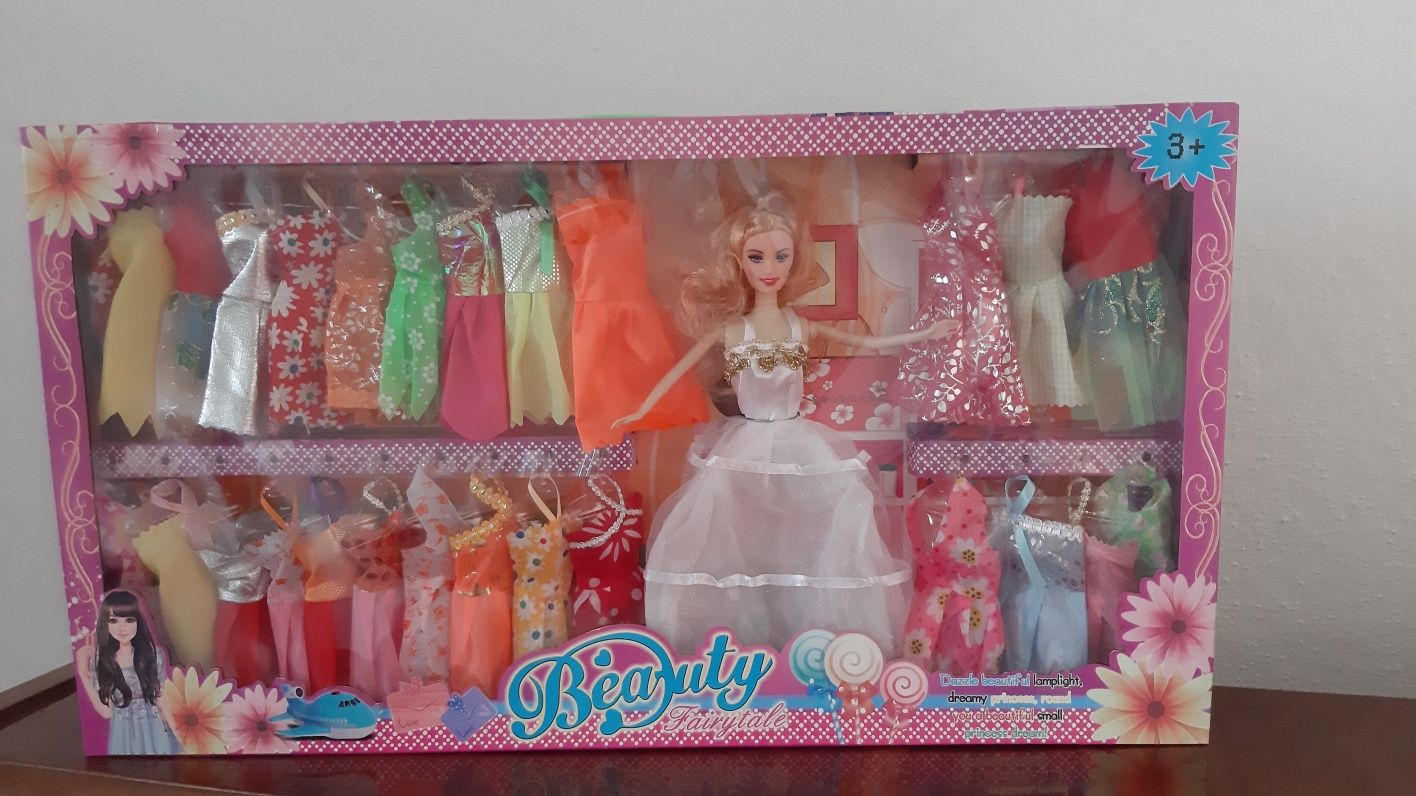 Лялька з набором одягу