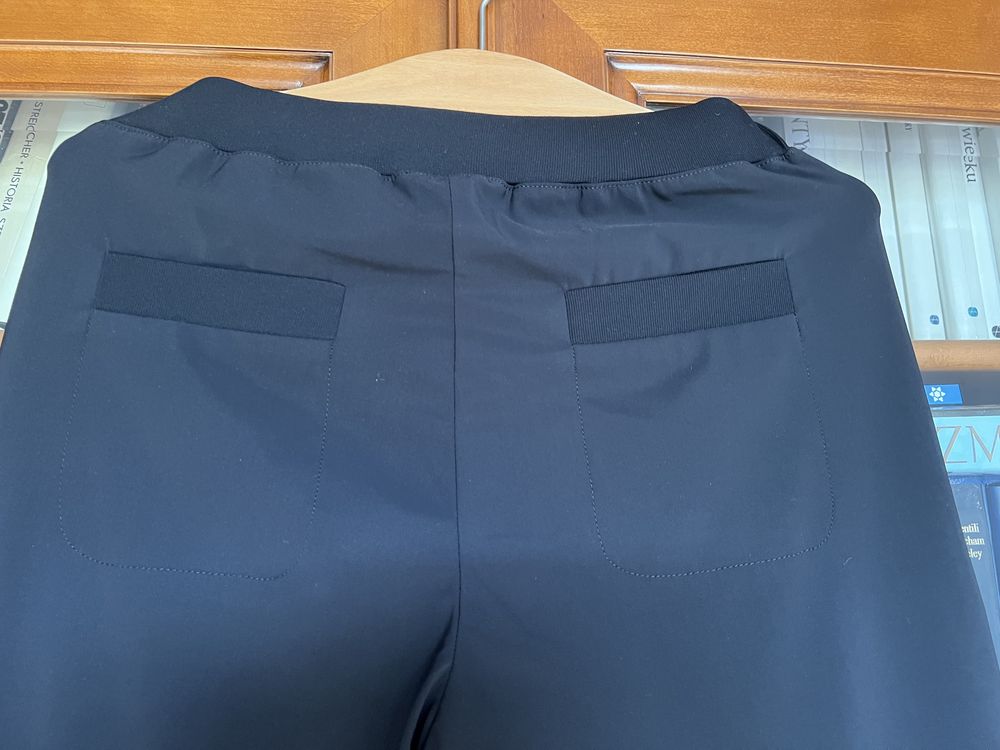 Nowe sportowe czarne spodnie MARCCAIN