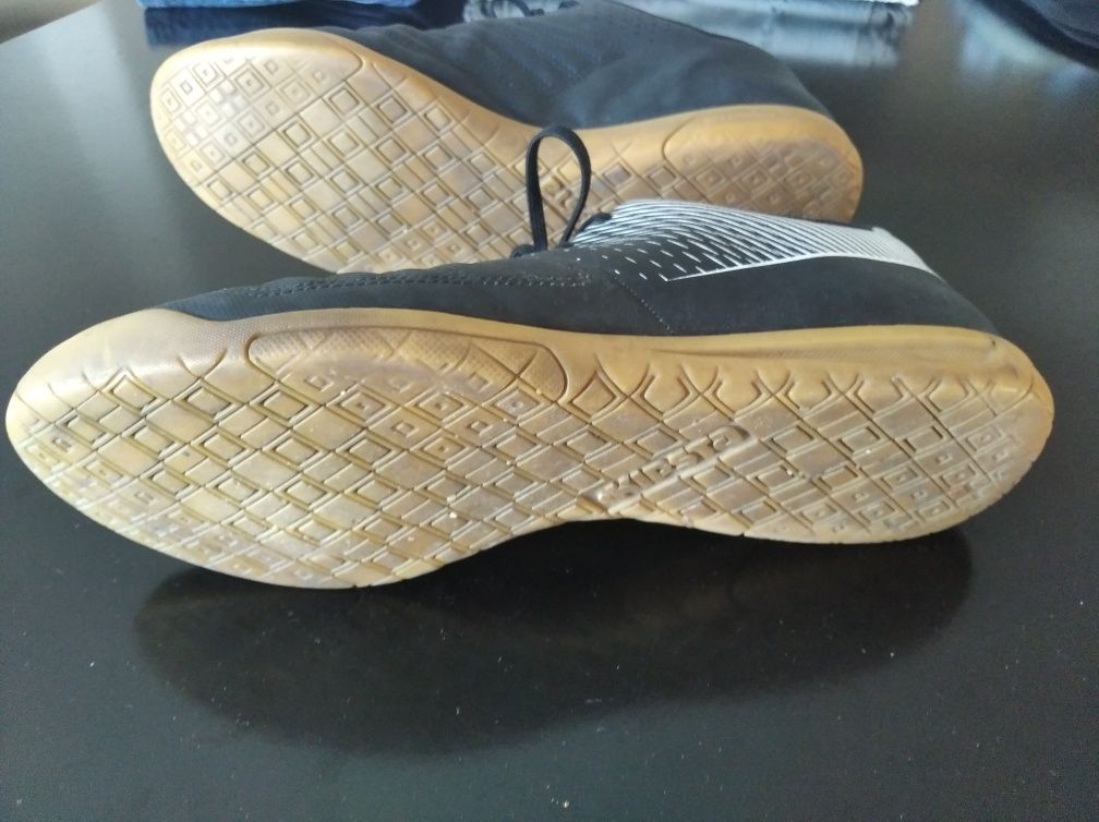 Tenis pretos futsal