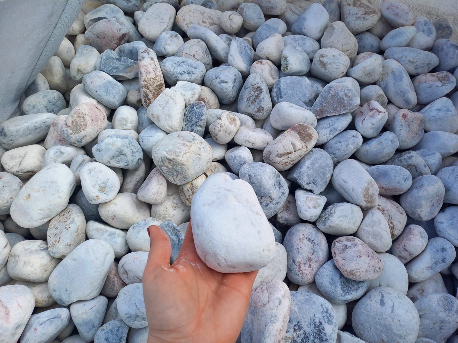 Białe polskie otoczaki kamień naturalny ozdobny marmur 1T z dostawą