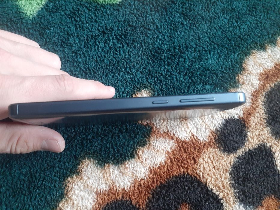 Продам телефон під заміну екрана