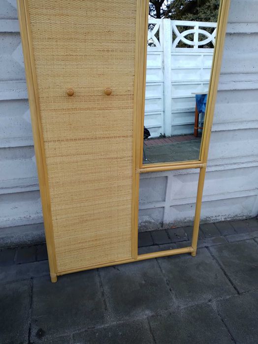 Rattanowy wieszak z lustrem