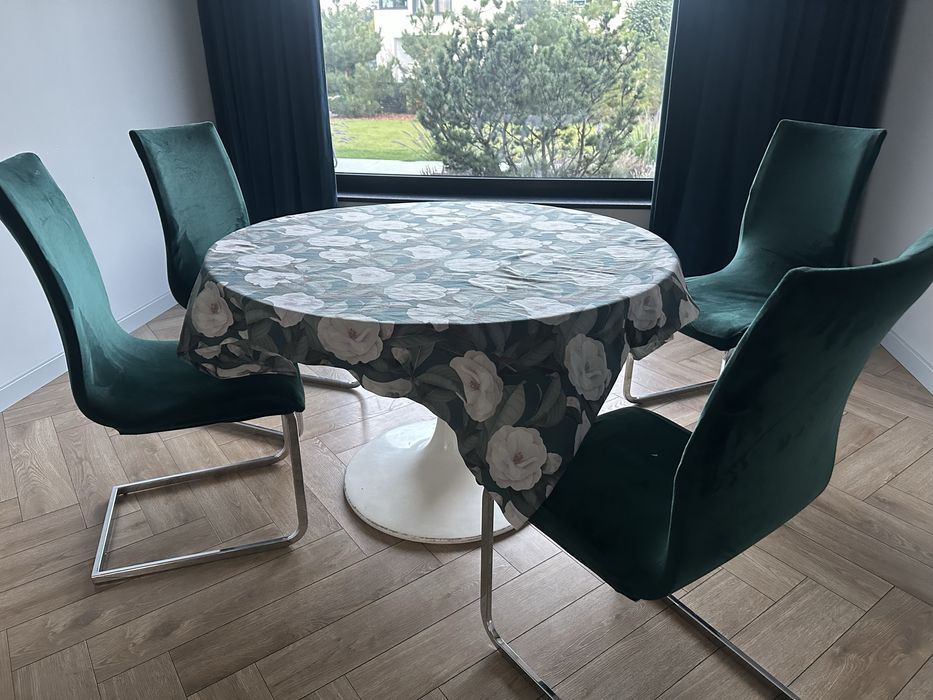 Stol i 4 krzesla wygodne do renowacji