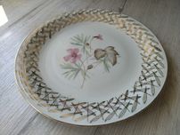 Porcelanowy talerz deserowy.