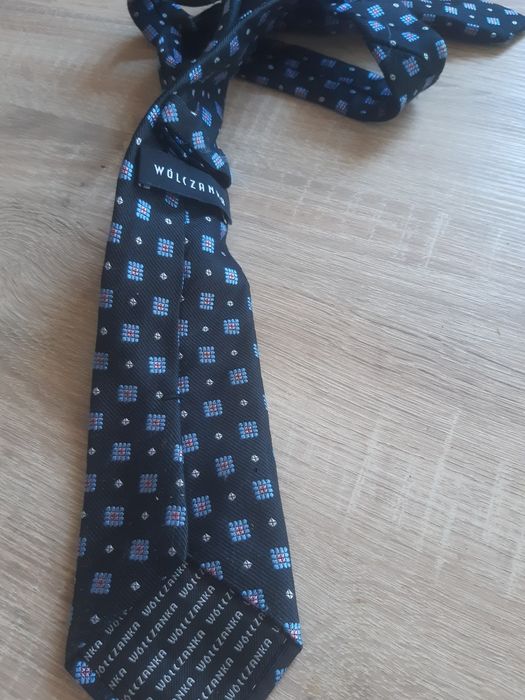 Czarny jedwabny premium krawat Wólczanka w kwadraty klasyczny model
