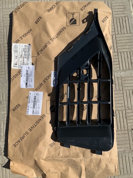 Продам решетку бампер перед левая Ауди Q8 2018