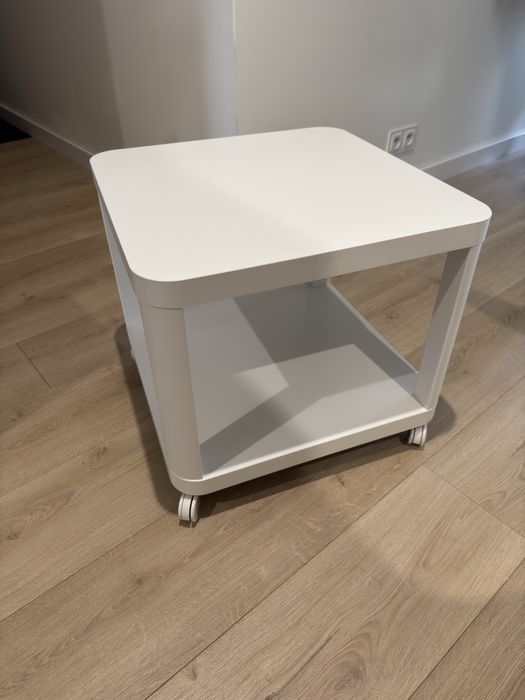 Biały stolik na kółkach IKEA