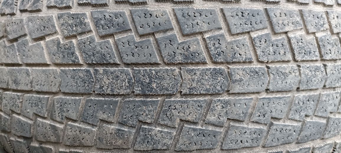 Продам резину HANKOOK 235/65/R 17