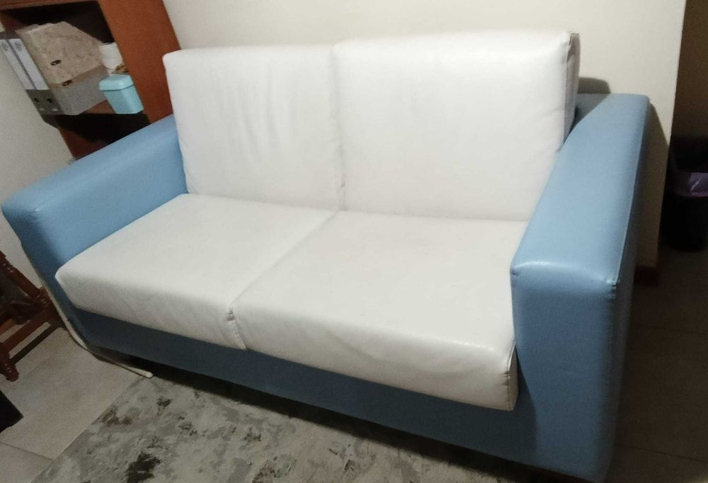 Sofá branco e azul