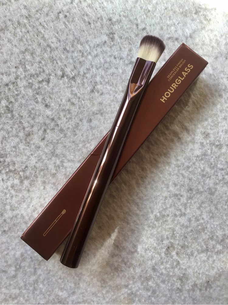 Кисть Hourglass Vanish Seamless Finish Concealer Brush