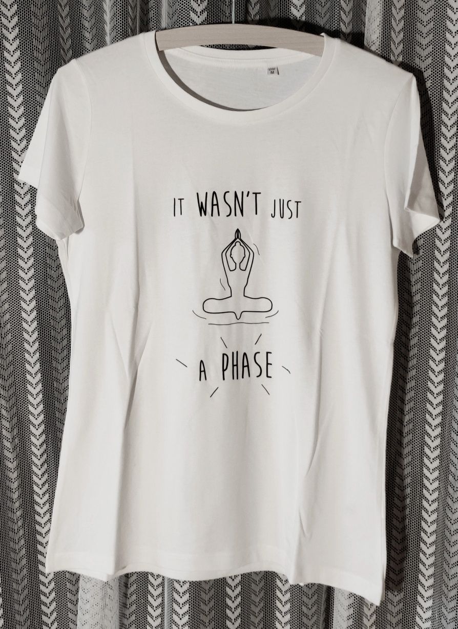 T-shirts "Não Era Apenas Uma Fase" brancas mulher II