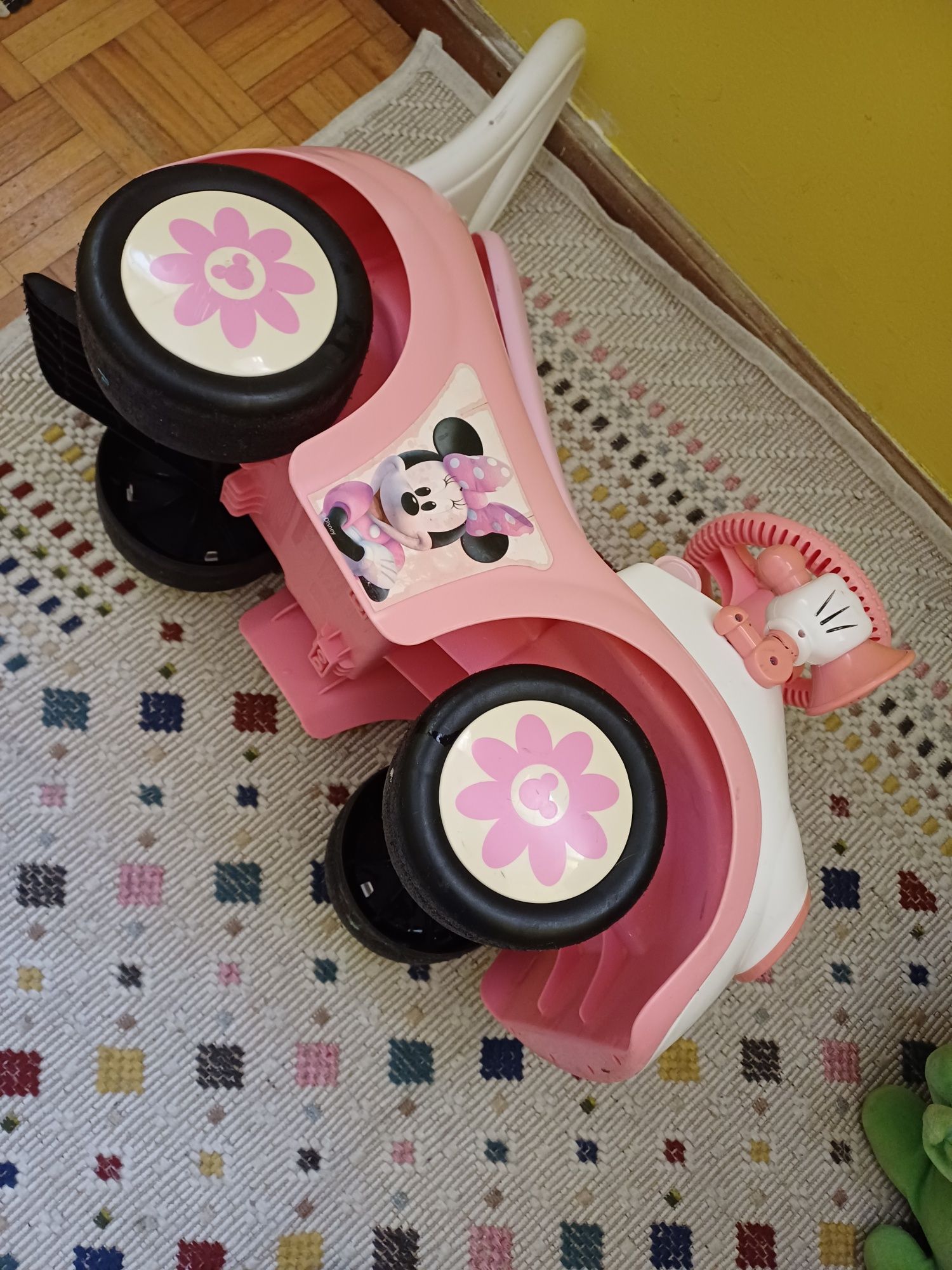 Carrinho andador da Miney.