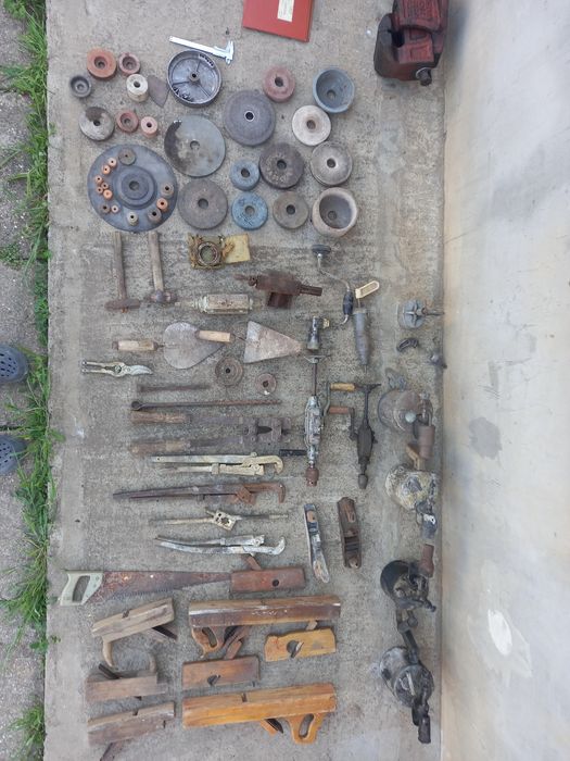 Молоткі, топори, тіскі, кірка, плоскогубці, динамікі, ключі, ножніци