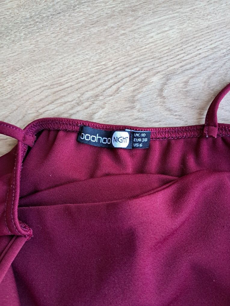 Dopasowana sukienka na ramiączkach z wycięciem Boohoo 36 S
