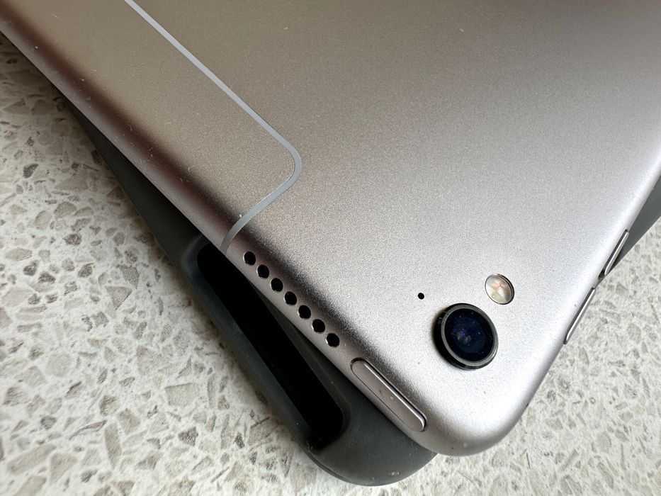 iPad Pro 9.7-inch Wi-Fi + Cellular 128GB Model A1674