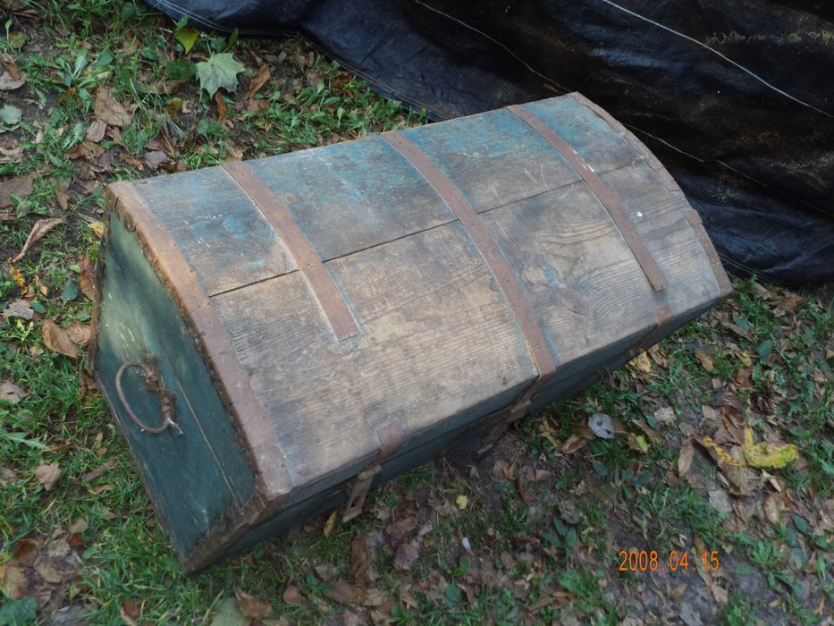 Drewniany stary kufer z okuciami