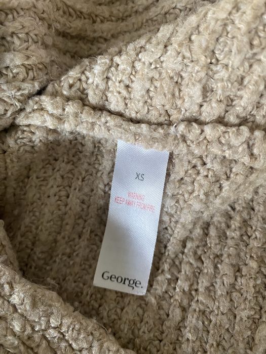 Beżowy sweter z golfem asymetryczny dluzszy tyl rozmiar 38/40