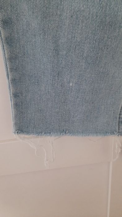 Jasne jeansy spodnie jeansowe o kroju mom fit w rozmiarze 38