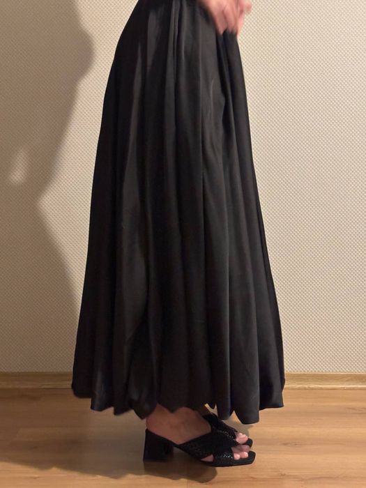 Чорна довга спідниця