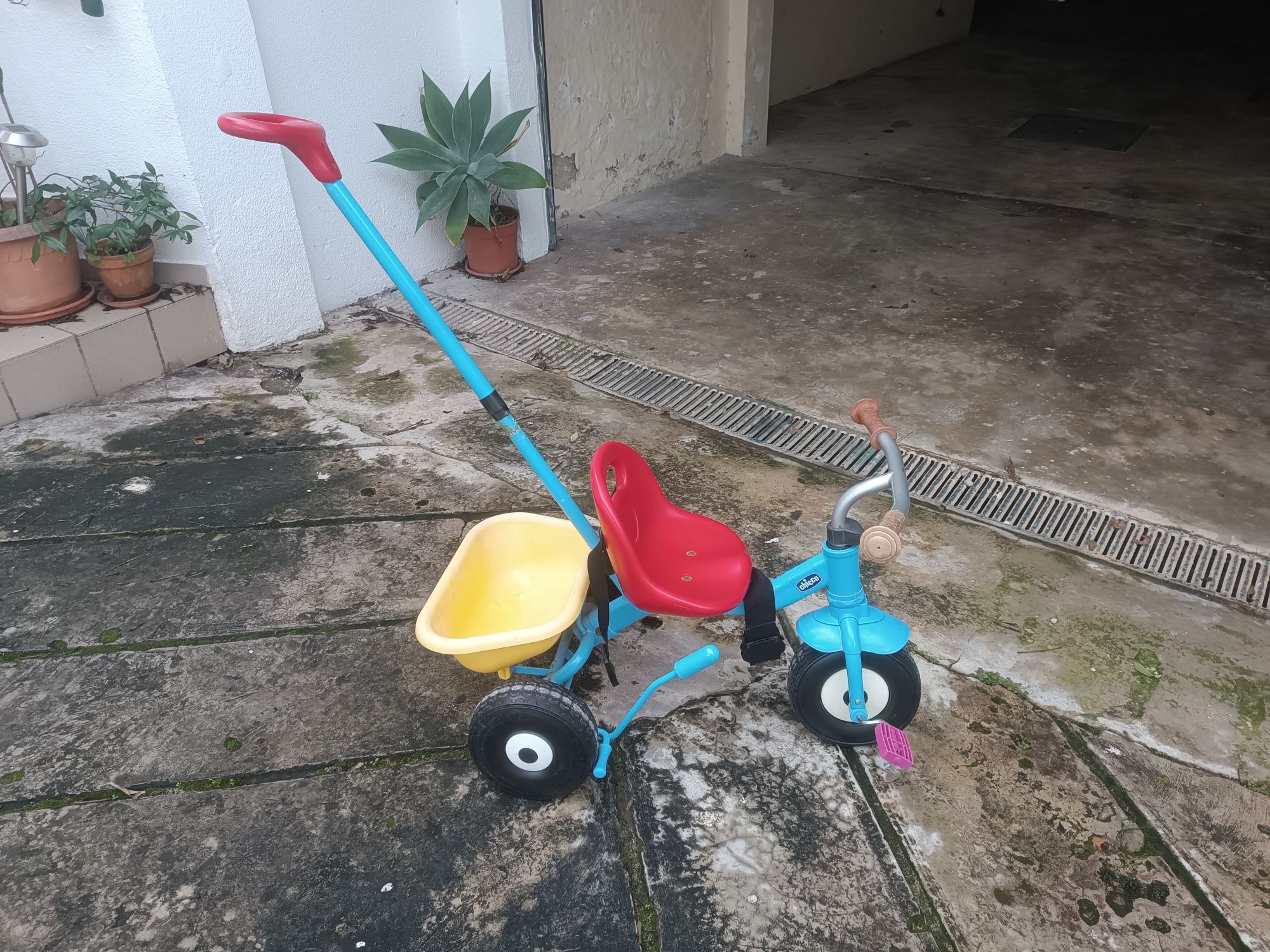 Bicicleta e triciclo de criança