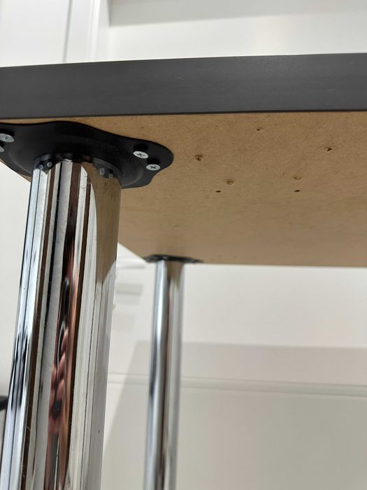 Stół na wysokich metalowych nogach 110 cm H - wystawy, targi, warsztat