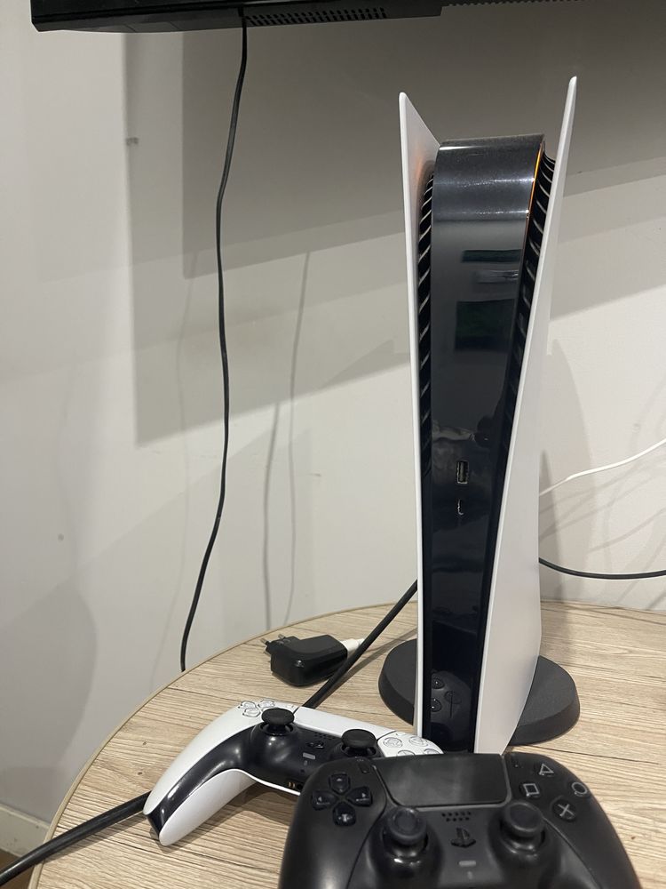 Ps5 z 2 padami oraz okablowanie