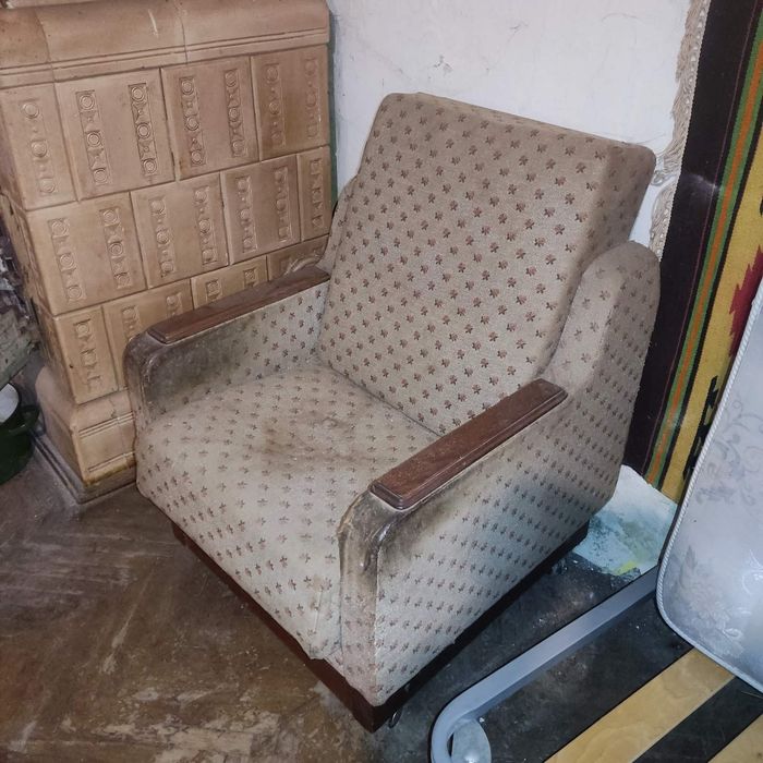 Віддам безоплатно меблі б/в.